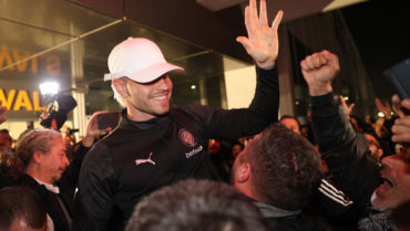 VIDEO: Σήκωσαν στα χέρια τον Τιάγκο Νους!