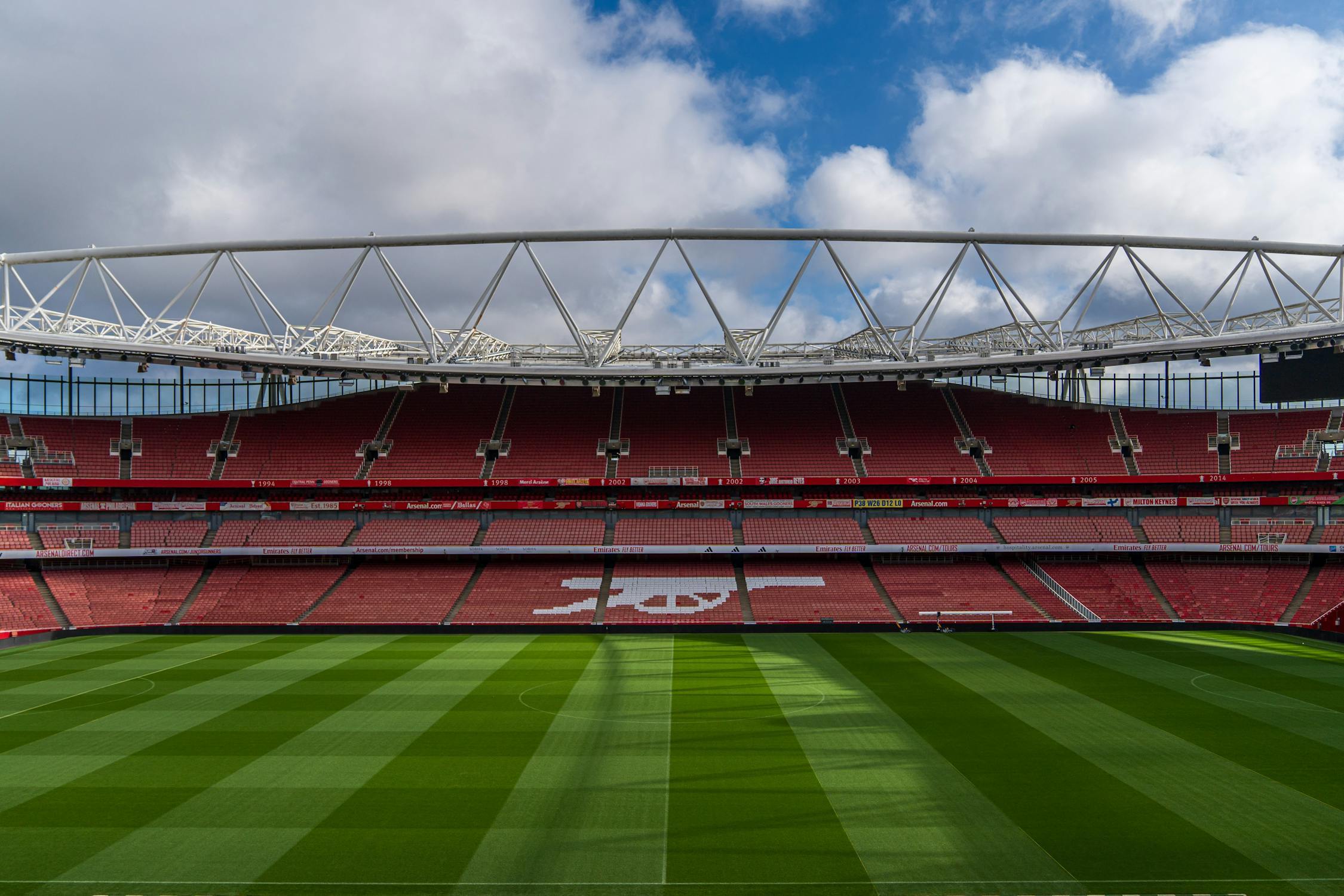 free-photo-of-campo-de-futbol-del-emirates-stadium-en-londres.jpeg#asset:504450